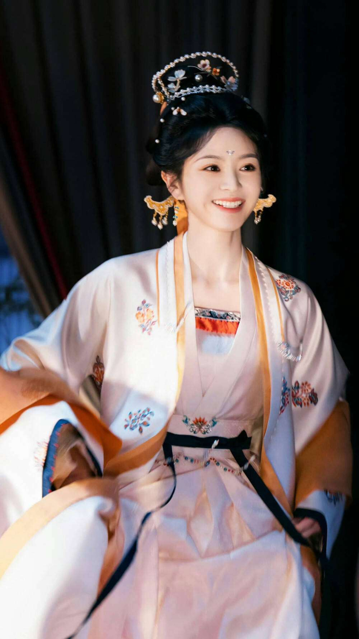 这场洗牌最扎心的现实是:流量会消逝,但演技永远保值。田曦薇为拍《逐玉》沙漠戏连续十天敷冰袋哭戏,张婧仪为《藏海传》提前半年练射箭,赵露思演唱会1.2万张票瞬间售罄背后,是每天五小时的体能训练。搜狐5月14日那篇热文说得透彻:内娱没有白走的路,每一步都算数。如今王楚然靠维权翻身,宋祖儿等人靠爆款逆袭,95花的战场早已不是单纯看颜值的时代。下次再看到所谓甜妹逆袭的新闻,不要急着喊剧本,先看看她们片场凌晨三点的打卡照——这届观众,可早被花瓶套路糊弄不动了。