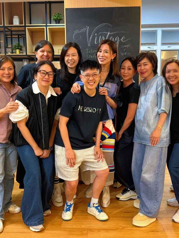 适逢母校校庆,佘诗曼重返母校与同窗相聚。(IG图片)
