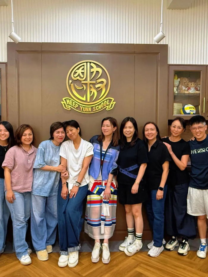 适逢母校校庆,佘诗曼重返母校与同窗相聚。(IG图片)