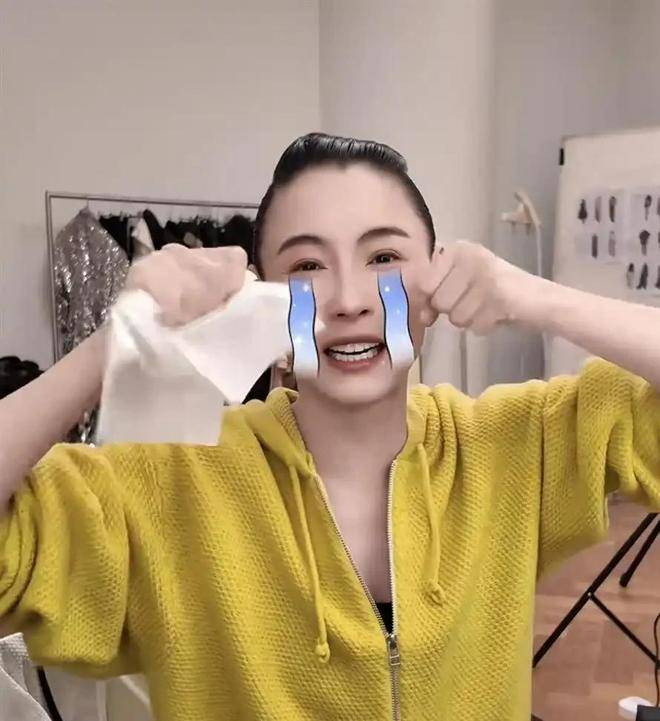 评论区里，一条留言被顶到最高，写道：外人纠结生父是谁，可孩子已经八岁了。