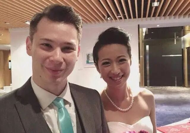 潘晓彤2014年告别娱乐圈，翌年与圈外外籍男友结婚成为人妻。