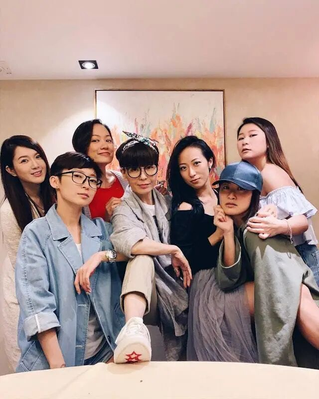 虽然潘晓彤已远离幕前，但她仍与圈中好友如伍咏薇、梁嘉琪和周家怡等保持联络。